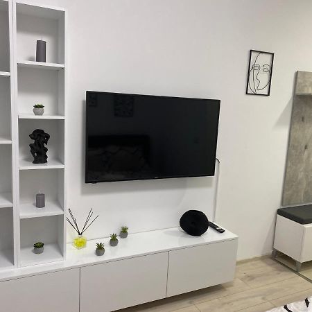 Monica Studio Onesti Exteriör bild